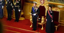 VIII. Haakon Cadillacen érkezett, majd letette esküjét a parlamentben