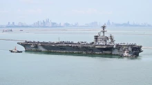 A szexturizmusáról ismert thai faluban kötött ki ma a USS Abraham Lincoln anyahajó, ahová pihenni érkeztek a tengerészek
