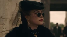 Édentől keletre: Befutott a Netflix és Florence Pugh új kosztümös sorozatának első, magyar feliratos előzetese, amelyben van szerelem, intrika és brutalitás is