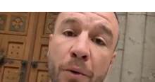 Élő videóban beszélt a peréről Molnár Áron, ekkor robogott be a volt fóti gyermekotthon-igazgató