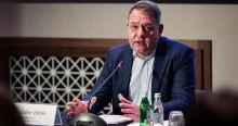 Két fontos posztjáról is leváltották a Szerencsejáték Zrt. volt vezérét, most Magyarországot is elhagyhatja