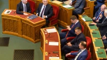 Legalább 500 milliárd forintot oszthatott szét nem nyilvános határozatokban az Orbán-kormány a választás előtt