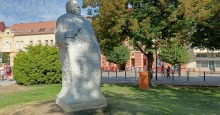 Márványtömb a levegőben