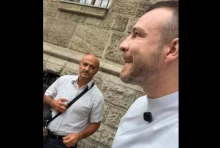 Molnár Áron épp a rágalmazási ügyéről beszélt élőben, amikor megállt mellette az ember, aki beperelte