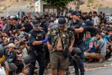 Nemi erőszak, Molotov-koktél, megrohamozott tábor: teljes a káosz Ceutában, ahol a spanyol miniszterelnök hazugsága ellenére 5000 menekült él még az utcán