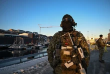 Sorkatonákat vezényelt Grönlandra Dánia