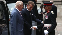 Embercsempészet, brexit, EU: kemény témák várnak Macronra Londonban