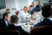Félmilliárd eurót öntött titokban a választás előtt a 4. és a 7. leggazdagabb magyarra az Orbán-kormány, de jutott a Futureal-csoportnak is