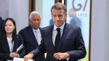 Macron elgondolkozik