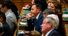 Népszava: Feljelentették Pócs Jánost, a gyanú szerint a fideszes képviselő lefizethette interjúalanyait