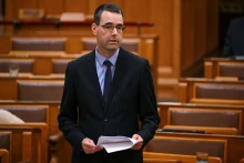 Svéd Tamás: Több ezer használhatatlan lélegeztetőgépet vásárolt Szijjártó minisztériuma túlárazva