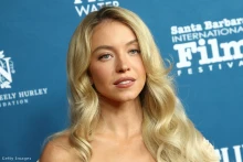 Sydney Sweeney alig tette be a lábát Velencébe, rögtön el is lopta a show-t áttetsző felsőjében