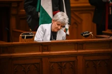 A szakma intenzív tiltakozása után azonnal szerződést bontott az Oktatási Hivatal a Déryné Programmal