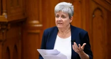 Az általános felháborodás után felbontották az Oktatási Hivatal és a Déryné Program szerződéseit