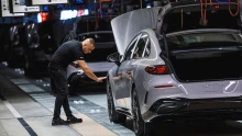 Dőlnek a dominók: bezárhatja az első autógyárát a Mercedes, Magyarországgal és Kecskeméttel zsarolják a németeket – új üzem épülhet Kelet-Európában