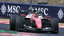 Leclerc vezérletével a Ferrarik az élen az első szabadedzésen