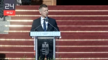 Magyar Péter kezébe nyomták egy papírt, amely demonstrálja az ELTE dolgozóinak tarthatatlan bérhelyzetét