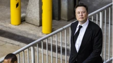Vizsgálatot indított a hatóság Elon Musk önvezető járműveinél
