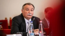 A hulladékkoncessziós Facebook-csata után Gajdos László meghívta a minisztériumba Hadházy Ákost