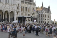 Huth Gergely bosszút kiáltott, Ábrahám Róbert viszont revans helyett közösségi építkezést akart a Kossuth téren
