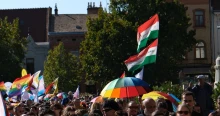 Listáztak minket, az Alkotmányvédelmi Hivatalon keresztül vegzáltak, mondta a Pécs Pride főszervezője az emberjogi fesztivál megnyitóján