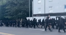 Migránsellenes fekete símaszkos csoport állta el a doveri kikötőhöz vezető utat, kilométeres sorok alakultak ki