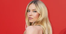 Sydney Sweeney teljesen átlátszó ruhában és egy szál tangában hódított Velencében