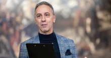 Élete egyik legnehezebb szerepére készül: az Esőember autista főhősét alakítja Csonka András (videó)