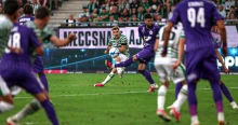 „Ha bántod a Fradit, agyonverünk” – Hatalmas csata a pályán, kemény üzenetek a lelátón – Itt a derbi képes krónikája