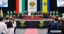 Kesereg a debreceni fideszes polgármester, hogy kitúrták az egyetemi tanévnyitóról