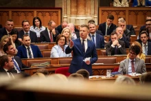 Visszatér a parlamenti közvetítés a köztévére, az M1 élőben adja majd Magyar Péter abszolút filmszínházát