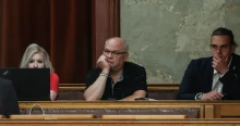 Az ellenzéki szakértőknek fenntartott parlamenti páholyban bukkant fel Császár Attila, az M1 kirúgott riportere