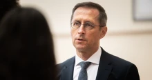Egy repülőgépen kapták lencsevégre Varga Mihályt és Matolcsy Györgyöt