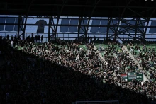 Elhatárolódott a Magyar Telekom – reagáltak a Fradi szurkolóinak molinójára