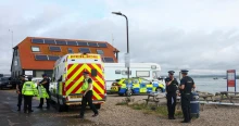 Elszabadultak az indulatok Nagy-Britanniában, több száz tüntető várta a partra érkező migránsokat