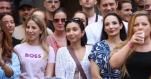 „Ez már egyfajta macska-egér harc” - a főbejárat előtt tüntettek az Operettszínház művészei
