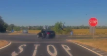 Hátborzongató balesetet vettek videóra Veszprém megyében: hatalmasat repült egy autónak csapódó motoros