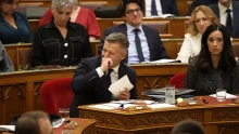 Ismét előkerült a tatárjárás az Országgyűlésben: Rétvári Bence beolvasott Magyar Péternek