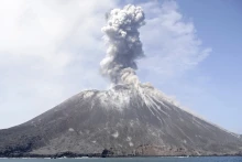 Kitört az Anak Krakatau, 170 ezer utast térítettek el Indonéziában