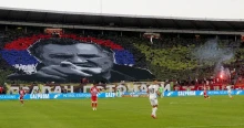 Közösen éltették a háborús bűnös Ratko Mladićot a szerb Crvena Zvezda és a Partizan csapatok szurkolói
