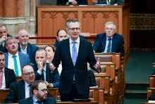 Magyar Péter mesekönyvet ajánlott Rétvári Bencének, szerinte „ezen a szinten vannak”