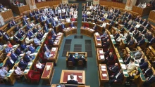 Megkezdődött a parlament őszi ülésszaka – a közmédia élő közvetítését ünnepli a Tisza-frakció