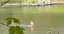 Olyan alacsony a Tisza vízállása, hogy egy férfi simán átgyalogolt Szolnoknál