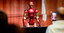 Pillanatok alatt buktatta meg a humanoid robotot az ELTE rektora a színpadon