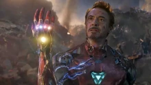 A VízióKüldetésben Tony Stark halála is szóba kerül, mivel szerepel benne egy olyan karakter, aki vele volt az utolsó pillanatban