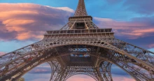 Áll a bál Párizsban: bezárták az Eiffel-tornyot egy botrányt okozó delegáció miatt