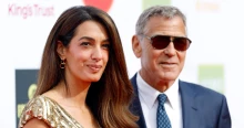 Amal Clooney 170 ezer forintos ruhában tűnt fel Velencében: málnák borították a különleges kreációt