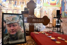 Bosznia nehezen viseli, hogy a szerbek hősként temették el a bosnyákok ezreinek kivégzésére parancsot adó Mladićot