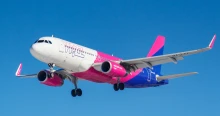 Egy 4 éves kisfiút nem engedtek ki a mosdóba a Wizz Air járatán – végül megszégyenítve egy palackba kellett pisilnie az utastérben