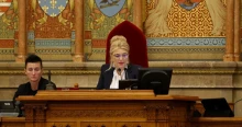 Ez itt nem egy játszótér! – videón, ahogy Hallerné Nagy Anikó rendre utasítja a képviselőket a parlamentben
